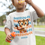 Camiseta De Bebé Personalizado Threenager Tiger Boy Fiesta de terce<br><div class="desc">Camiseta de cumpleaños de tres hombres personalizada con un nombre para celebrar el tercer cumpleaños de un niño. Diseño moderno con colores naranja y azul para el fiesta de un niño.</div>