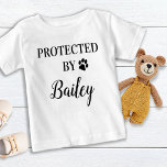 Camiseta De Bebé Personalized Protected By Dog Baby<br><div class="desc">Protected By, Dog Security ! Let everyone know of your best dog and newly appointed guard dog in the welcoming home of your new baby with this cute dog baby clothes. “Protected By... your dogs name" with paw print. Perfect baby shower gift to a dog mom, this dog lover baby...</div>