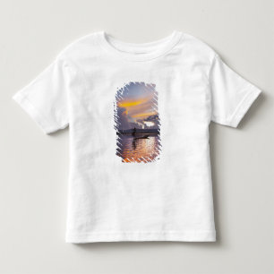 Camiseta De Bebé Pescador Intha remando con la pierna una barca de