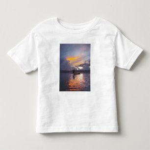 Camiseta De Bebé Pescador Intha remando con la pierna una barca de