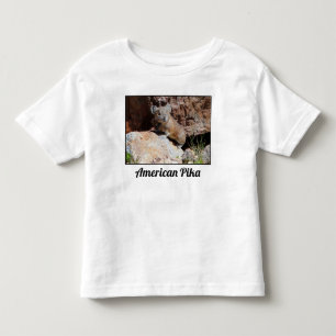 Camiseta De Bebé Pika americana posada en una roca