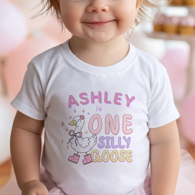 Camiseta De Bebé Pink One Silly Goose - Retro Girl First Birthday (Pink "One Silly Goose" - Girl First Birthday T-shirt. Adorable Silly Goose Design.)