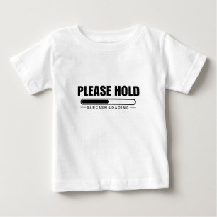 Camiseta De Bebé Por Favor, Mantenga Carga De Sarcasmo