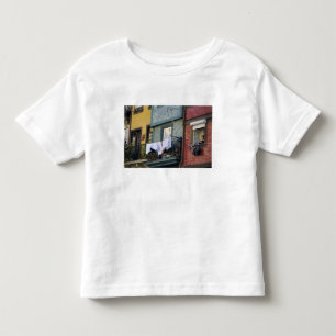 Camiseta De Bebé Portugal, Oporto (Porto). Mujer colgando ropa