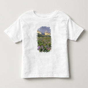 Camiseta De Bebé Prado de flores silvestres cerca del lago Sherbour