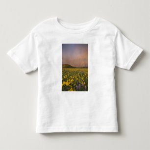 Camiseta De Bebé Prado de flores silvestres espectacular al amanece