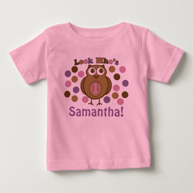 Camiseta De Bebé Primer Chica de cumpleaños mira quién es la camise (Anverso)