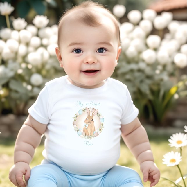 Camiseta De Bebé Primer conejito de Semana Santa con nombre persona (First Easter Cute Bunny Personalized Name Blue Baby T-Shirt)