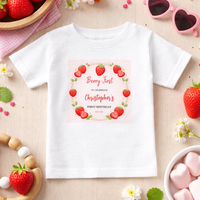 Camiseta De Bebé Primer cumpleaños de Berry | Primer cumpleaños de  (Berry First Birthday | Strawberry 1st Birthday baby shirt)