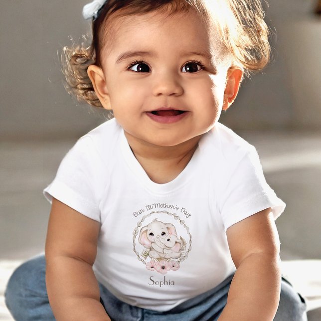 Camiseta De Bebé Primer elefante Chica del Día de la Madre Personal (First Mother's Day Girl Elephant Personalized Baby T-Shirt)