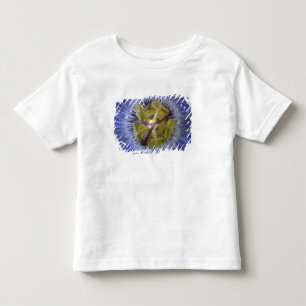 Camiseta De Bebé Primer plano de flor de la pasión con rocío. Crédi