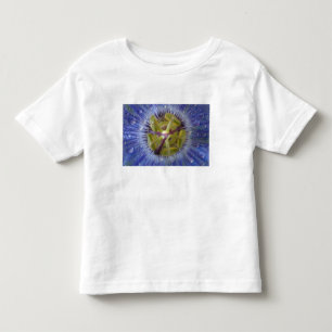 Camiseta De Bebé Primer plano de flor de la pasión con rocío. Crédi