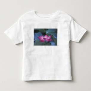 Camiseta De Bebé Primer plano de flor de loto roja y hojas verdes,