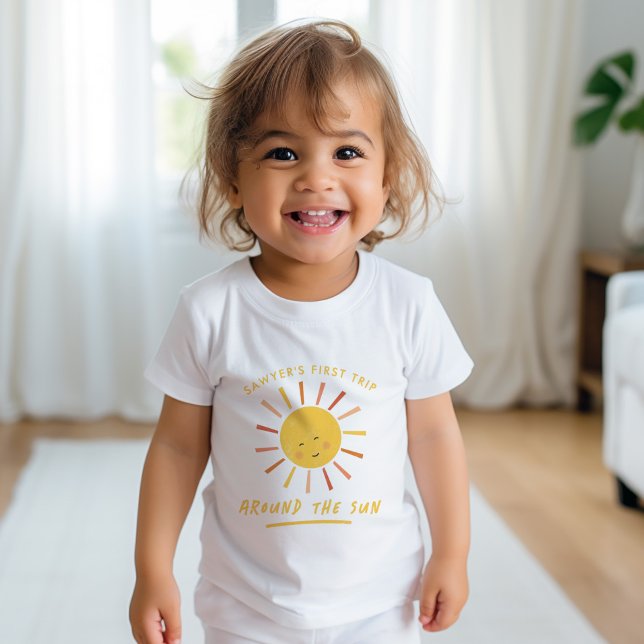 Camiseta De Bebé Primer viaje alrededor del Sol cumpleaños 1 de niñ (First trip around sun 1st birthday modern boho t-shirt!)