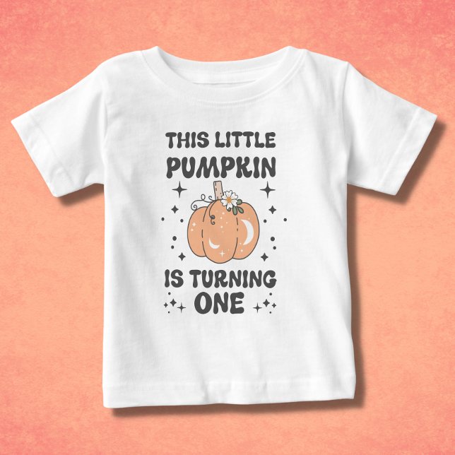 Camiseta De Bebé Primera Calabaza Retro de Cumpleaños de Halloween (A cute pumpkin tshirt for your little pumpkin's first birthday)