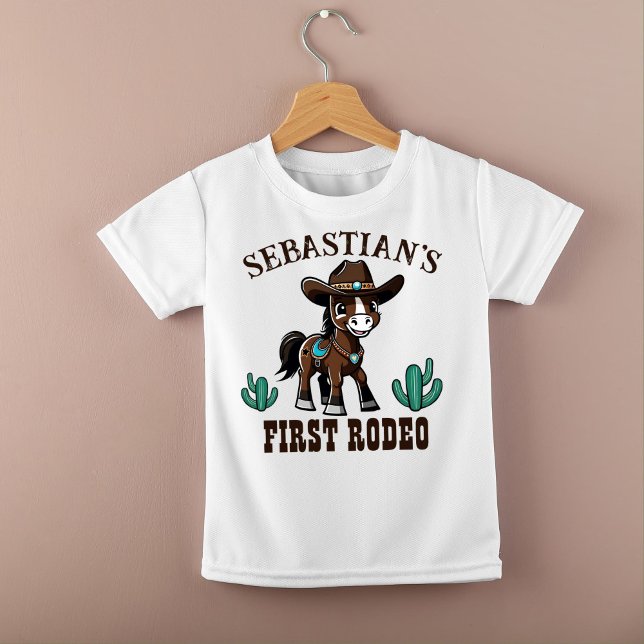 Camiseta De Bebé Primera fiesta de cumpleaños de Rodeo lindo cowboy (First rodeo cowboy birthday party t-shirt cute cowboy horse birthday photoshoot shirt matching shirt)