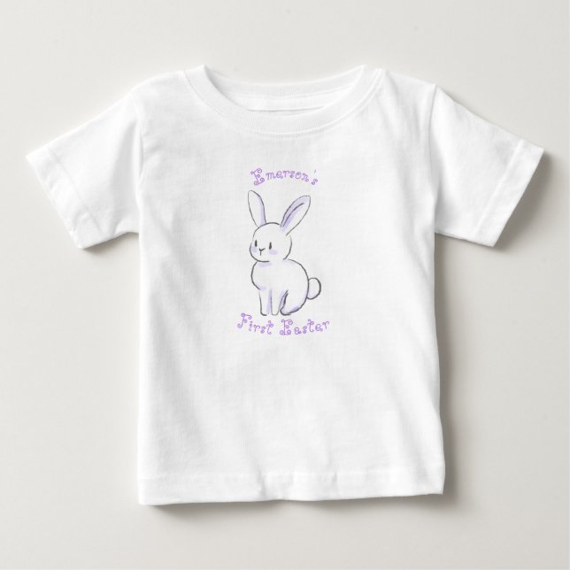 Camiseta De Bebé Primera Pascua del bebé con conejo morado sentado  (Anverso)