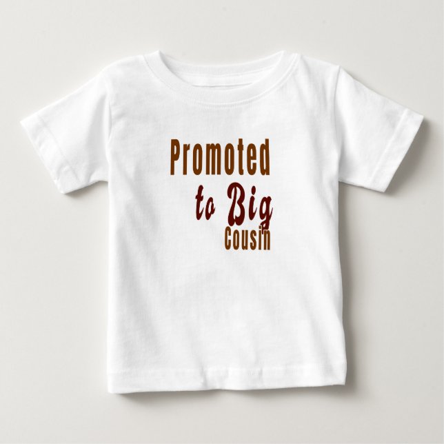 Camiseta De Bebé Promovido a bebé de familia de primos grandes  (Anverso)