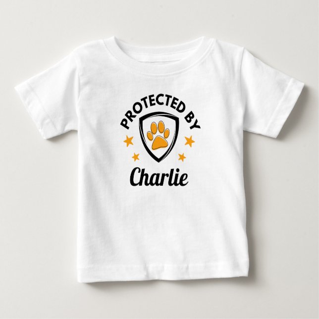 Camiseta De Bebé "Protegido por" Nombre de perro Personalizado (Anverso)
