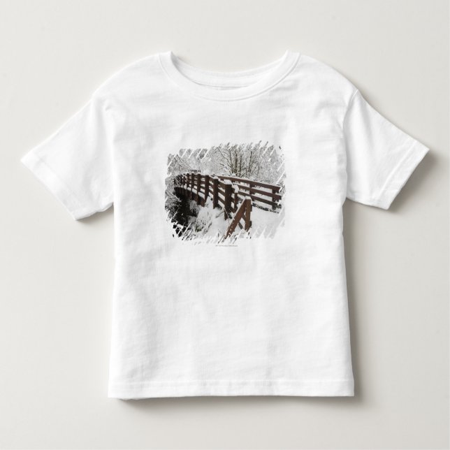 Camiseta De Bebé Puente de madera nevado (Anverso)