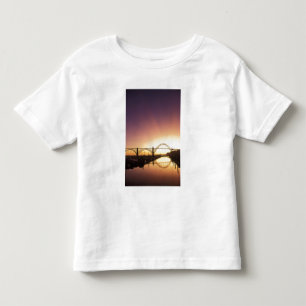 Camiseta De Bebé Puesta de sol detrás del puente de Newport, Oregón