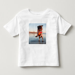 Camiseta De Bebé Pug jugando a pelota en la playa