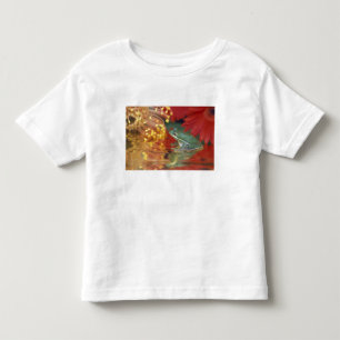Camiseta De Bebé Rana y reflejos entre flores. Créditos como: