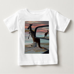 Camiseta De Bebé "Reflexiones de lo salvaje: Un canguro en la playa