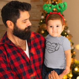 Camiseta De Bebé Relájate Mi Papá Es Una Enfermera Corazón Estetosc