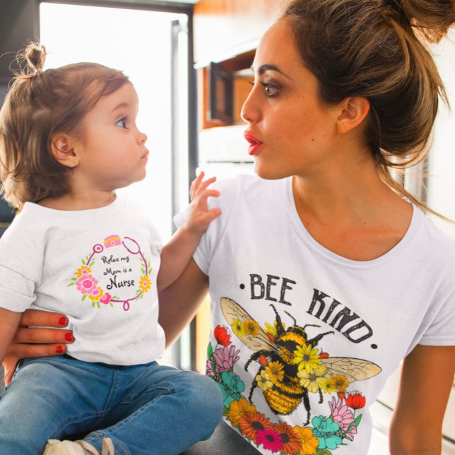 Camiseta De Bebé Relax Mi Mamá Es Un Estetioscopio Floral De Enferm (Subido por el creador)