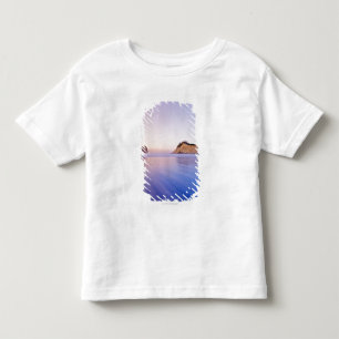 Camiseta De Bebé Roca del Haystack en las ondas azules borrosas