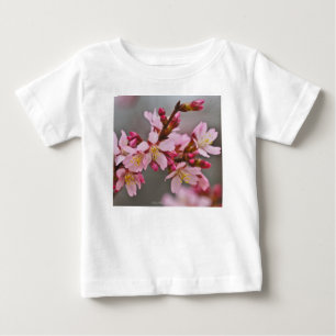 Camiseta De Bebé Rosa Contra Un Cielo Gris Flor De Cerezo Japonesa