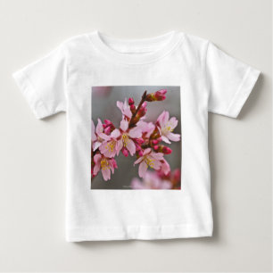 Camiseta De Bebé Rosa Contra Un Cielo Gris Flor De Cerezo Japonesa