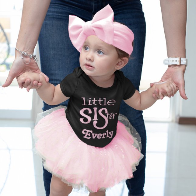 Camiseta De Bebé Rosa pálido personalizado en hermana pequeña negra (Subido por el creador)