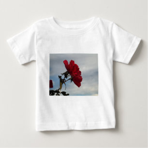 Camiseta De Bebé Roses rojos contra un brillante cielo azul