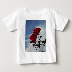 Camiseta De Bebé Roses rojos contra un brillante cielo azul