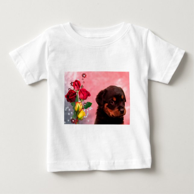 Camiseta De Bebé Rottweiler Puppy con Flores Rojas y Amarillas (Anverso)