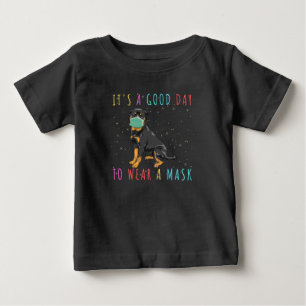 Camiseta De Bebé Rottweiler Usa Una Máscara Graciosa Es Un Buen Día