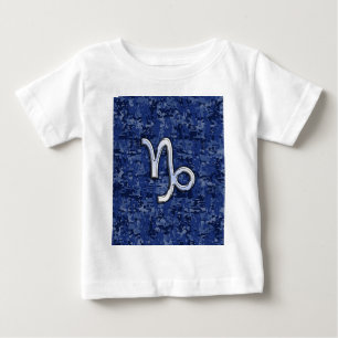 Camiseta De Bebé Rótulo del zodiaco del Capricornio en el camuflaje