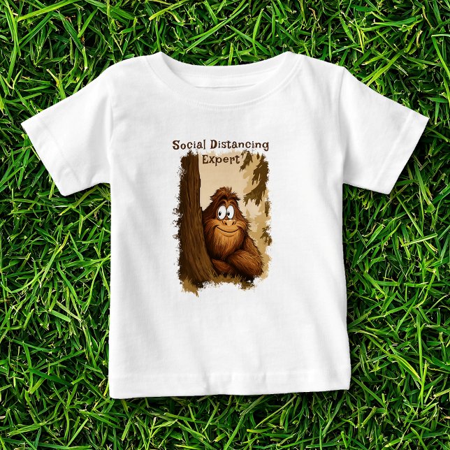 Camiseta De Bebé Sasquatch Experto de distanciamiento social (Social Distancing Expert Cartoon Sastquatch Bigfoot)