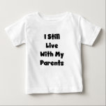 Camiseta De Bebé Seguir viviendo con los padres<br><div class="desc">Camisetas de humor infantil y trajes para el cuerpo con diseño de texto negro que dice "¡Todavía vivo con mis padres"! No es tan gracioso ver esta frase en un adulto, ¡pero es gracioso en un bebé o una camiseta pequeña!</div>