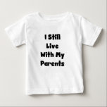 Camiseta De Bebé Seguir viviendo con los padres<br><div class="desc">Camisetas de humor infantil y trajes para el cuerpo con diseño de texto negro que dice "¡Todavía vivo con mis padres"! No es tan gracioso ver esta frase en un adulto, ¡pero es gracioso en un bebé o una camiseta pequeña!</div>
