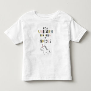 Camiseta De Bebé Ser Un Unicornio En Un Campo De Caballos
