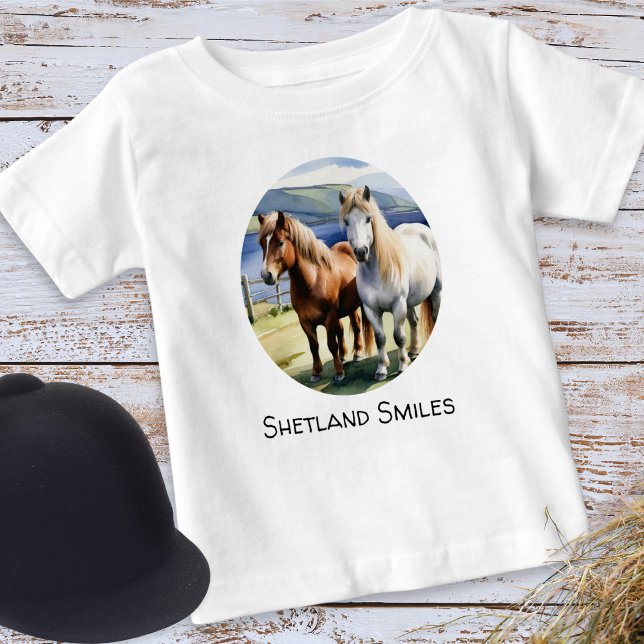 Camiseta De Bebé Shetland sonríe Ponies Cute (A cute t-shirt with picture of two Shetland ponies and editable caption 'Shetland Smiles')