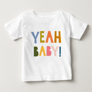Camiseta De Bebé "¡Sí, bebé!" Cita feliz con letras de colores
