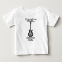 Siempre hay tiempo para tocar la guitarra. B&W