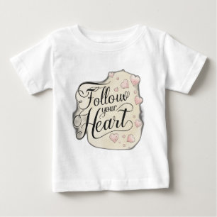 Camiseta De Bebé "Sigue tu corazón" en la secuencia de comandos que