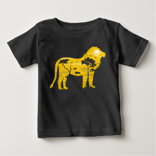 Camiseta De Bebé Silueta de león africano de sabana bajo luna llena