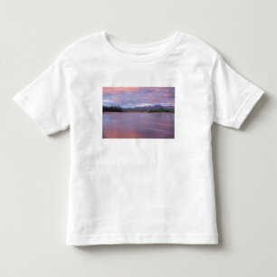 Camiseta De Bebé sol de medianoche sobre el río MacKenzie, fuera de