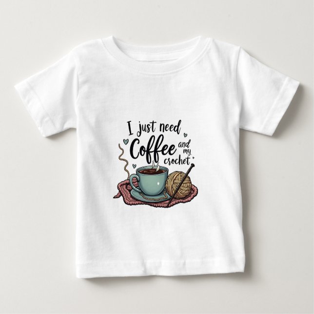 Camiseta De Bebé Solo necesito un café y un crochet (Anverso)
